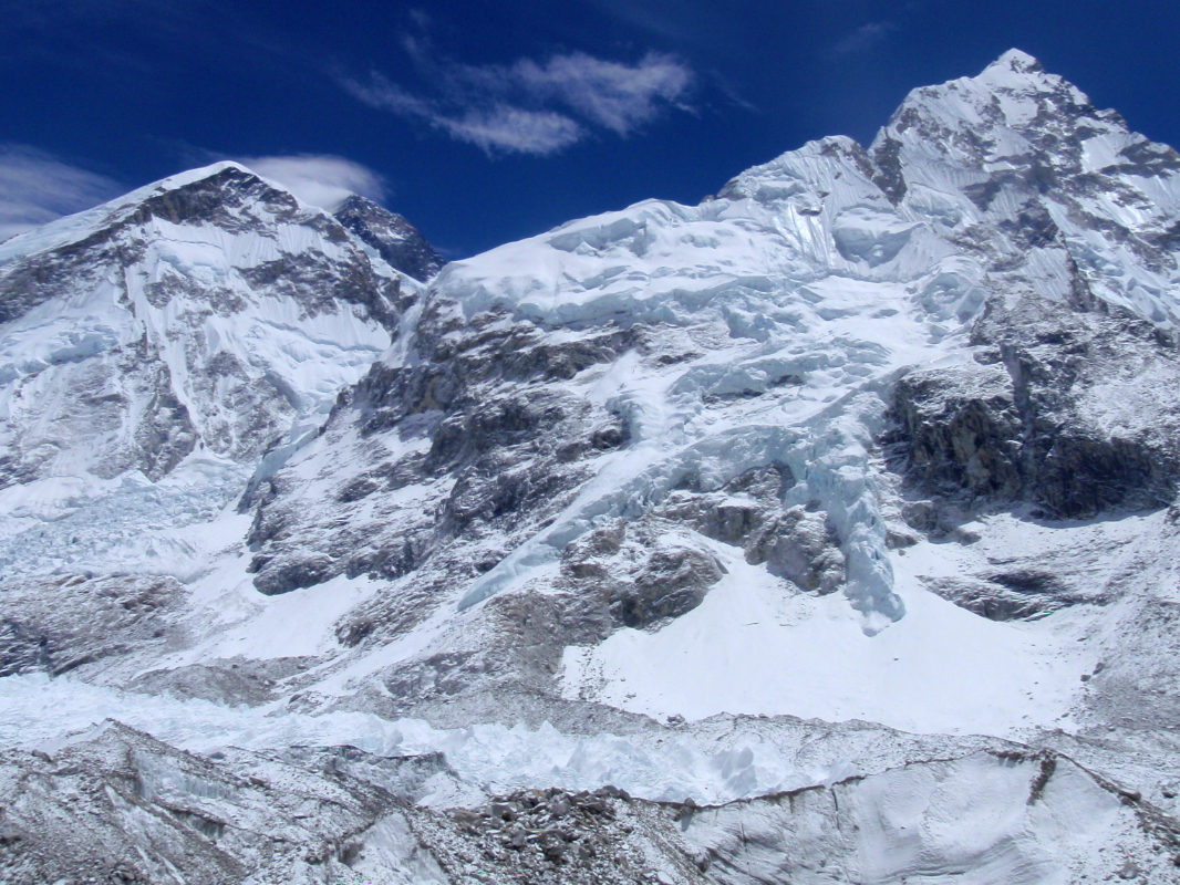 Everest and its snow plume